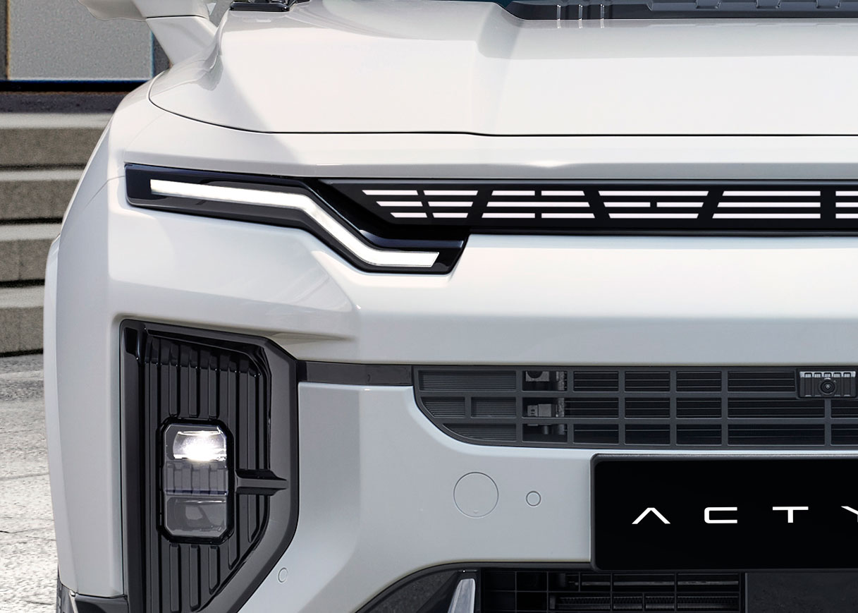 3. 26P Hood Garnishes 4 RHD